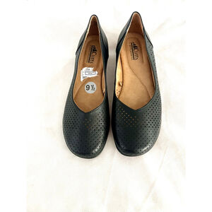 Cliffs by White Mountain Clara ballet flats Black Perforated design Size 9.5